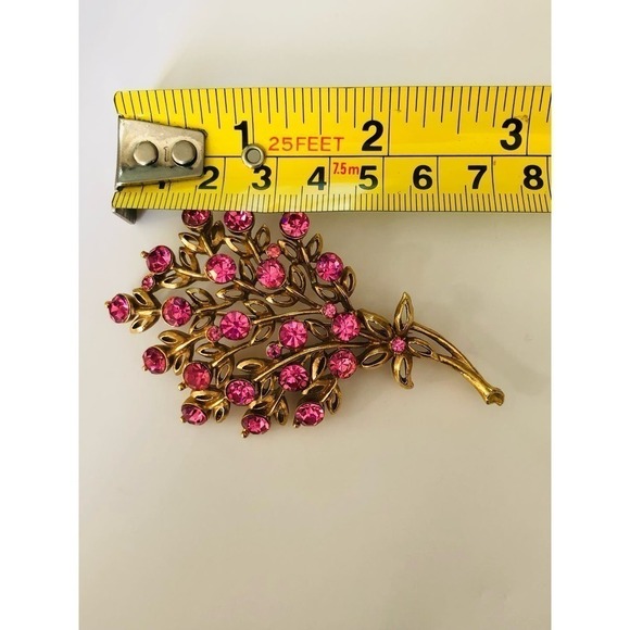 Gold-tone flower brooch with pink rhinestones - Picture 2 of 5